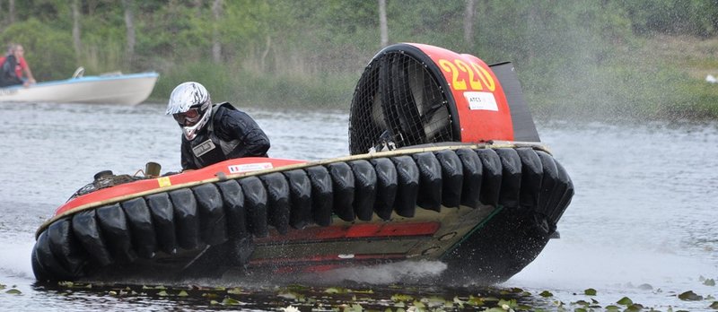 Virage à droite sur l'étang de Kernevy